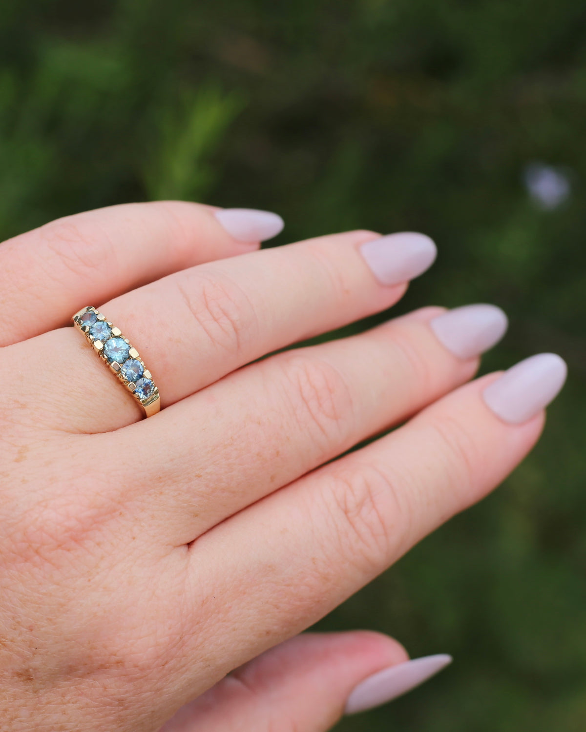 1.15ct Blue and Yellow Parti Sapphire Five Stone Ring in Angular Settings, 9ct Yellow Gold, size O or 7.25, 2.78g