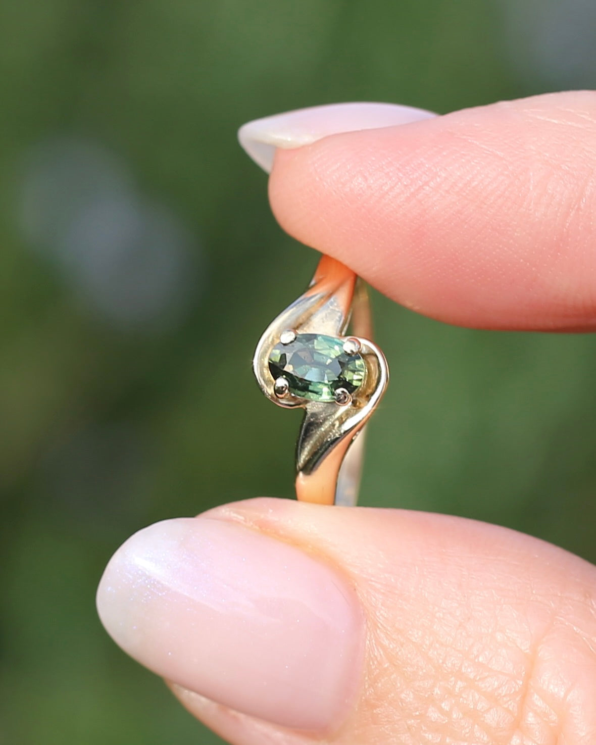 0.6ct Oval Green Australian Sapphire Ring, 10ct Yellow Gold, size N or 6.75, 1.56g