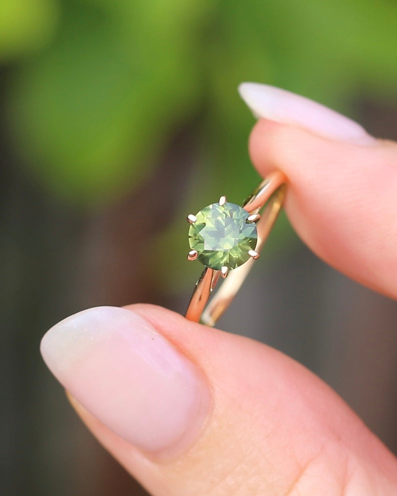 1.38ct Deep Yellowish Green Sapphire 6 Claw Ring, 14ct Yellow Gold, size 7 or just under O, 1.62g, with valuation