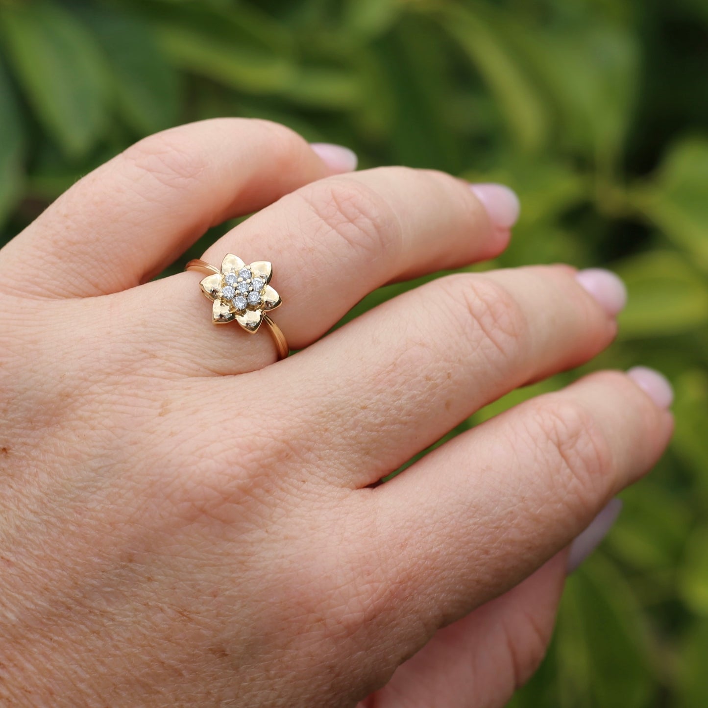 18ct Gold Flower with Diamond Stamens, 18ct Yellow Gold, size O or just over 7