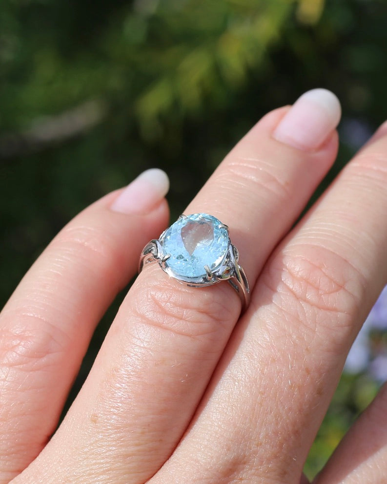 3.2ct Oval Natural Aquamarine in Celtic Inspired 18ct White Gold Ring, size L1/2 or 6, 3.11g