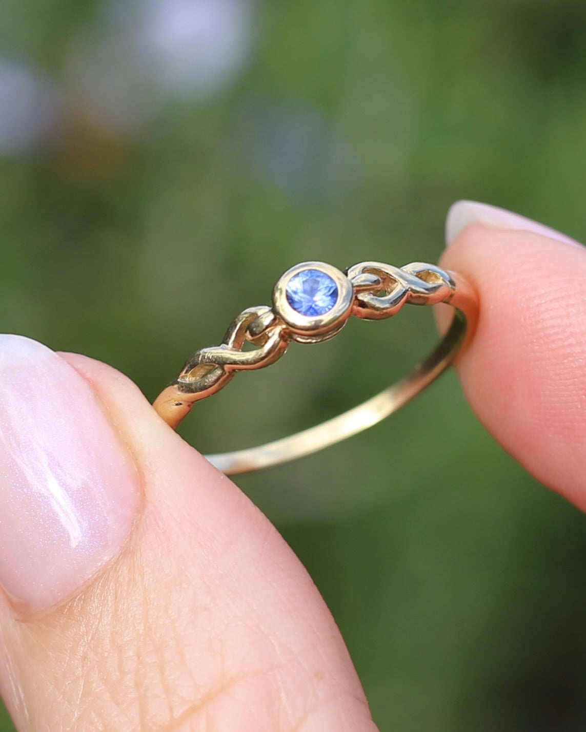 Bezel Set Bright Blue Sapphire Ring with Twisted Rope Shoulder Details, size 9.5 or just over S1/2, 1.76g