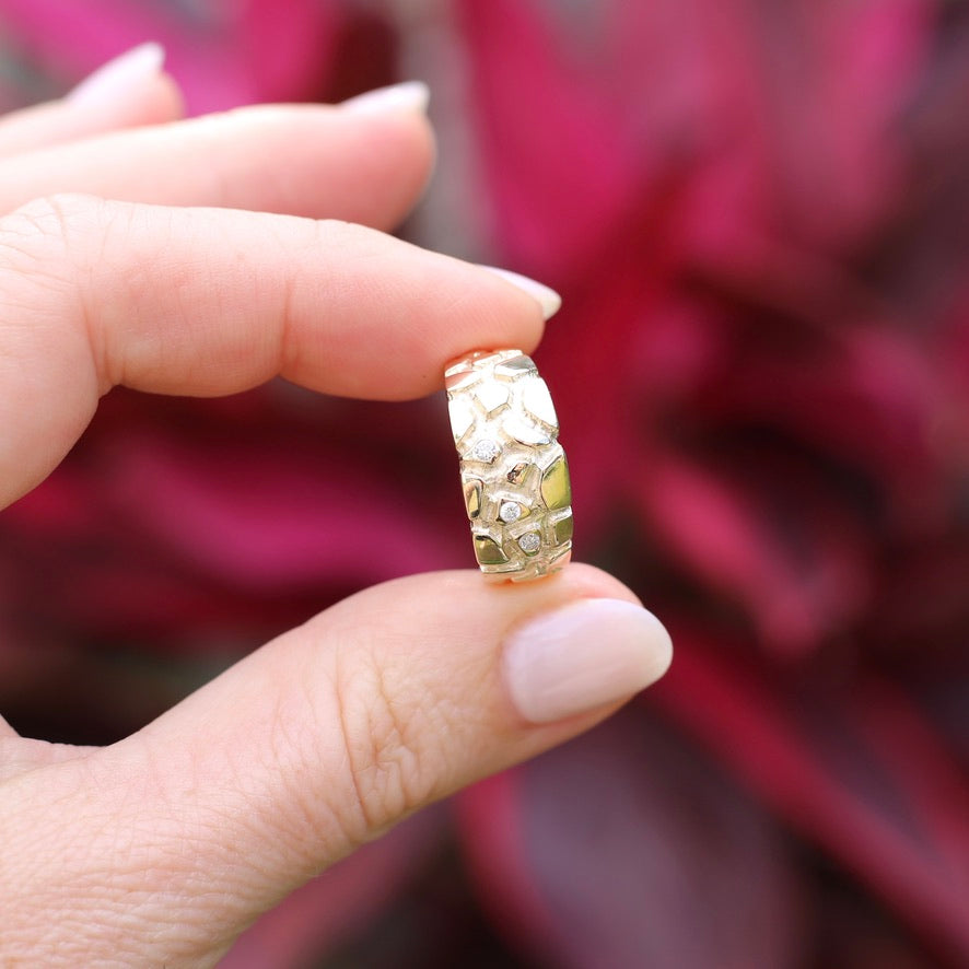 Mid Century Inspired Cobblestone and Diamond Ring, 9ct yellow gold, size R or just bigger than 8.5