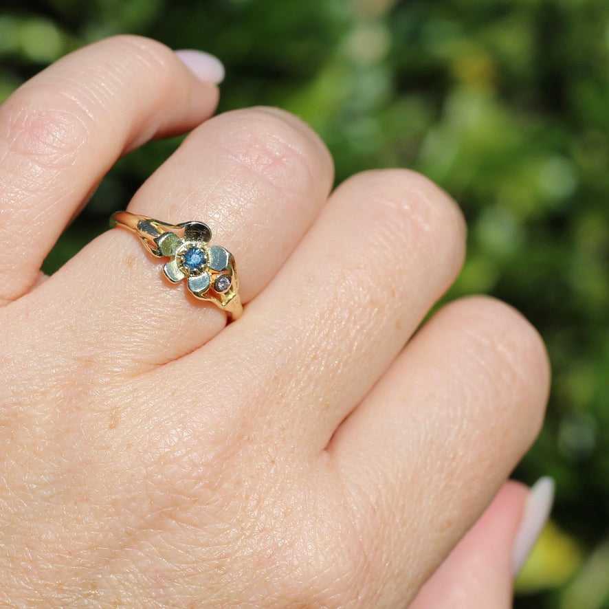 Unique Parti Sapphire and Diamond Flower Ring, 18ct Yellow Gold, size N or just over 6.5