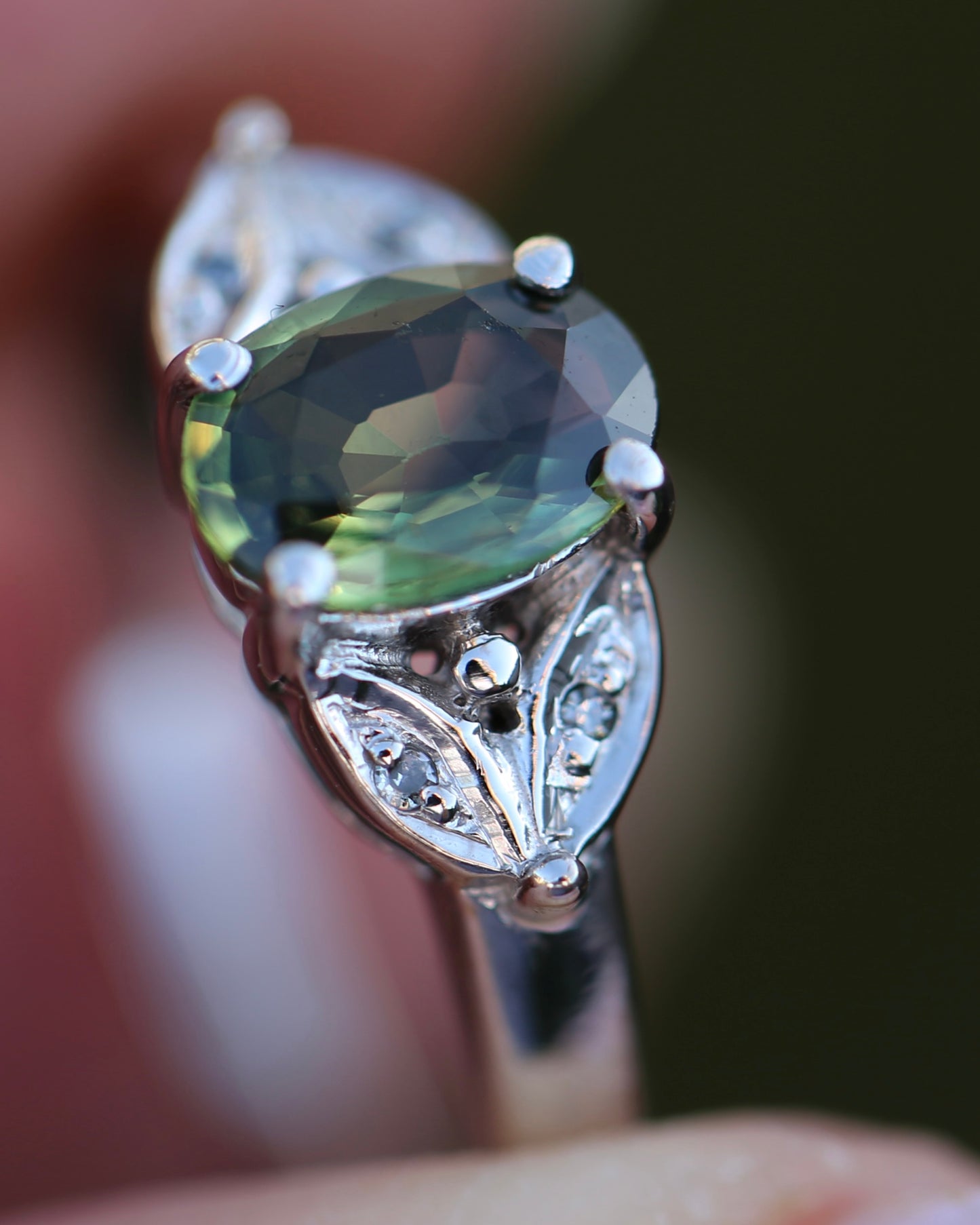 0.8ct Parti Sapphire and Single Cut Diamond Ring, 9ct White Gold, size N or just over 6.5, 2.00g
