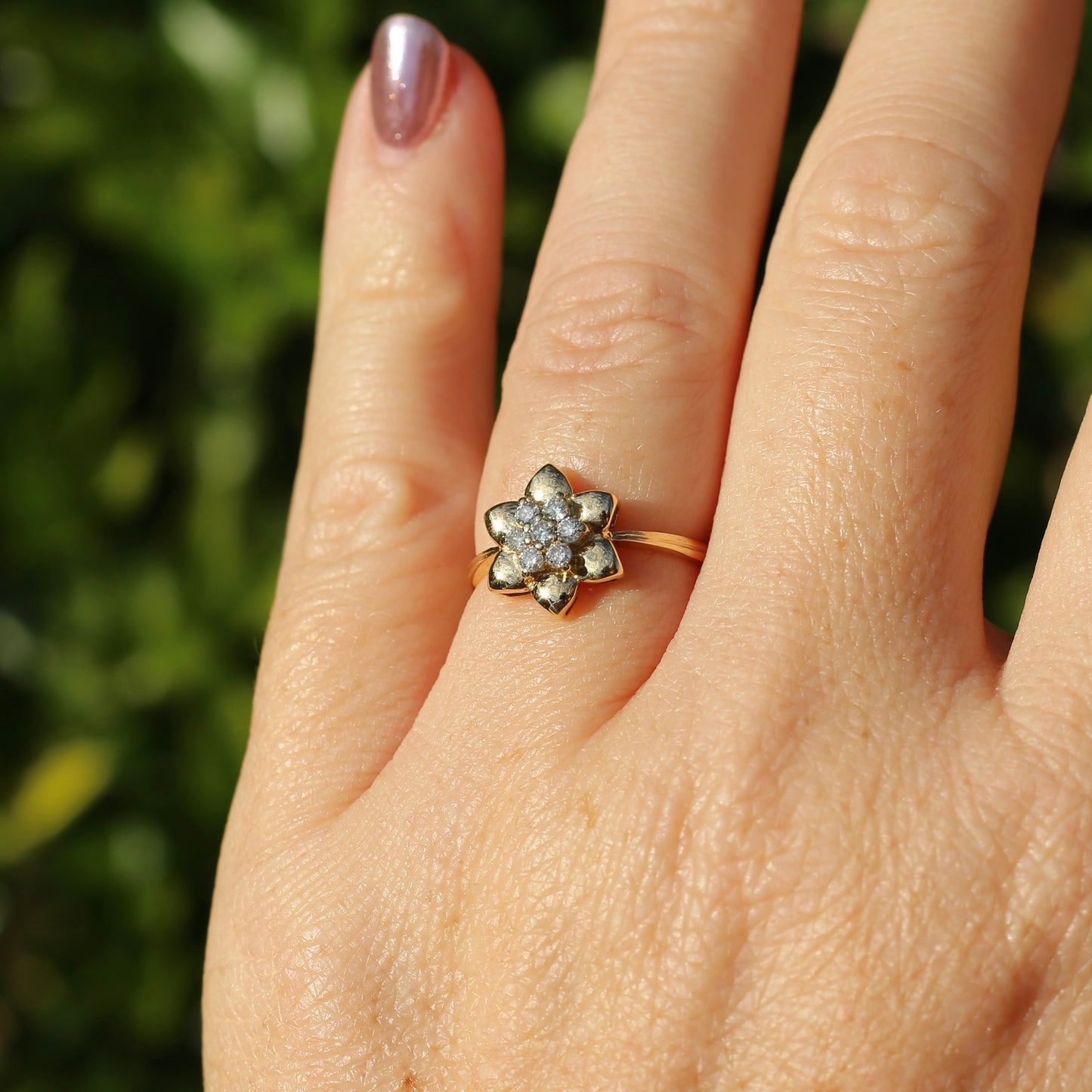 18ct Gold Flower with Diamond Stamens, 18ct Yellow Gold, size O or just over 7