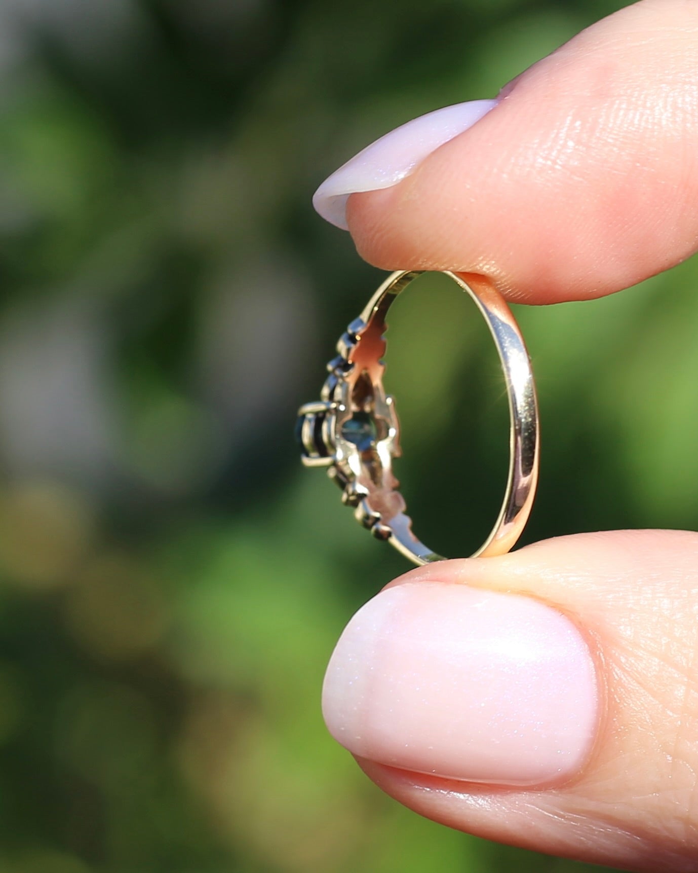 0.5ct Natural Green Parti Sapphire with Diamond Set Heart & Leaf Shoulders, 9ct Yellow Gold, size O1/2 or 7.5, 1.44g