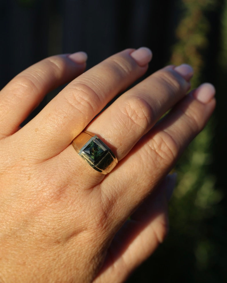 Circa 1950s 2.05ct Natural Unheated Parti Sapphire Signet Ring, 18ct Yellow Gold, size T1/2 or just under 10, 6.59g