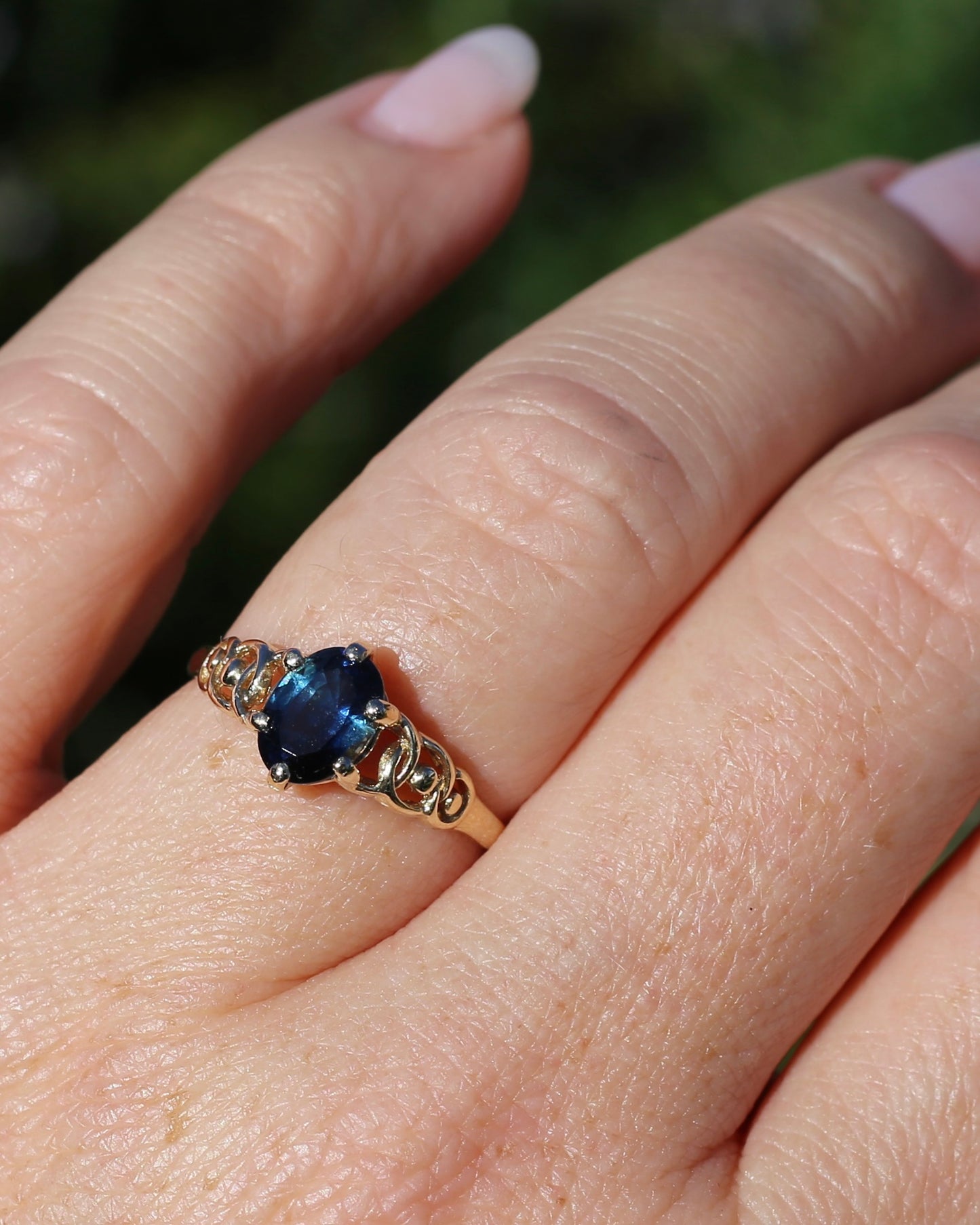 1.5ct Natural Australian Sapphire in 6 Claw Set Ring with Rope Detail Shoulders, 9ct Yellow Gold, size 8 or Q, 1.79g