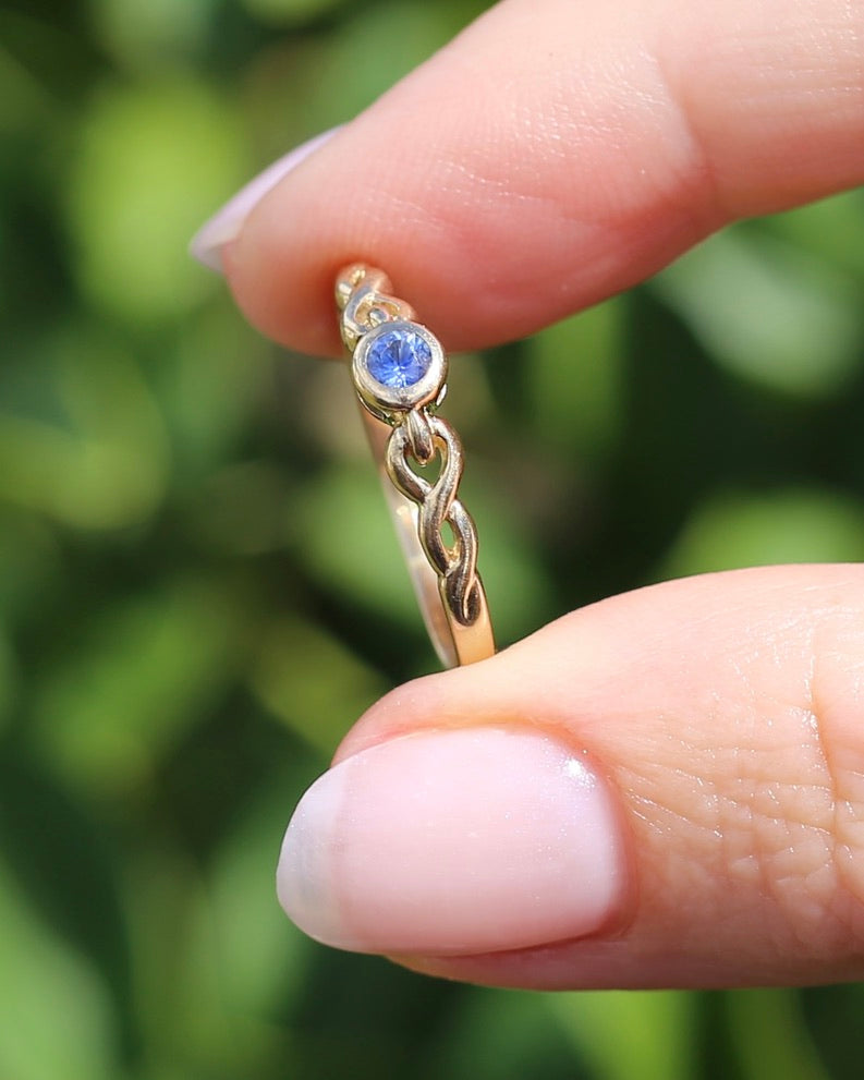 Bezel Set Bright Blue Sapphire Ring with Twisted Rope Shoulder Details, size 9.5 or just over S1/2, 1.76g