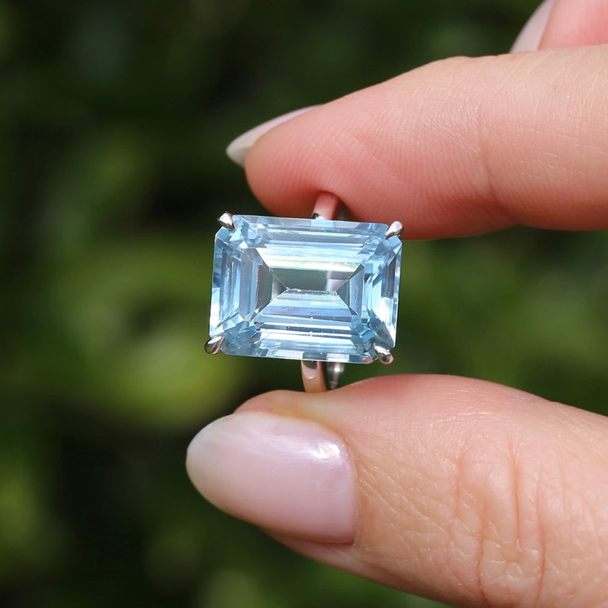 Stunning 15.41ct Emerald Cut Blue Topaz in 14ct White Gold Ring, size L or 5.5