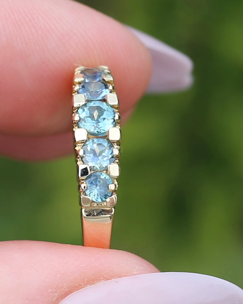 1.15ct Blue and Yellow Parti Sapphire Five Stone Ring in Angular Settings, 9ct Yellow Gold, size O or 7.25, 2.78g