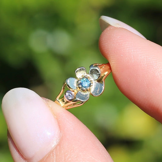 Unique Parti Sapphire and Diamond Flower Ring, 18ct Yellow Gold, size N or just over 6.5