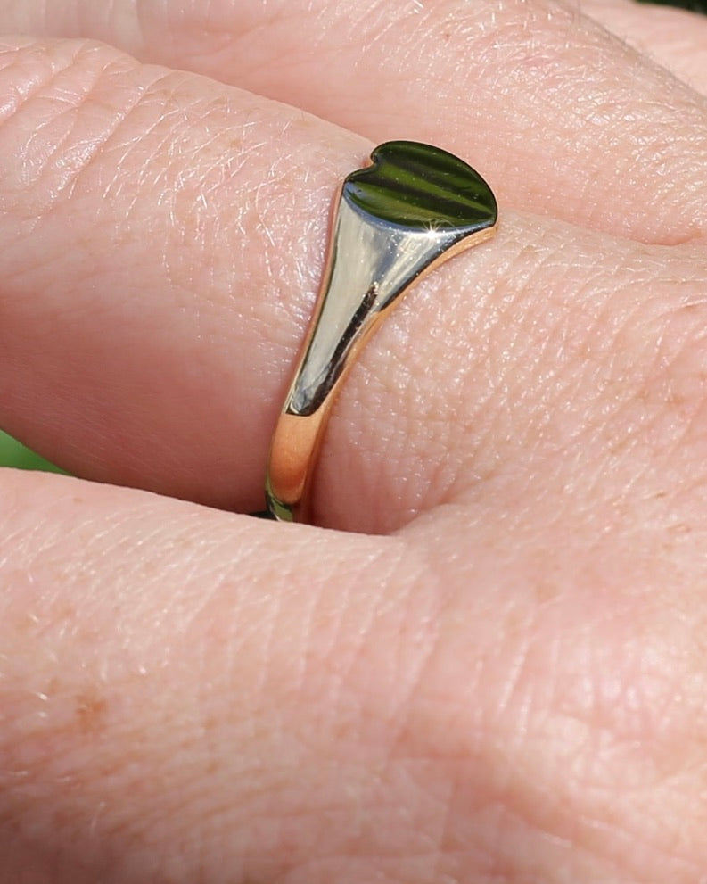 1973 Made Birmingham Heart Shaped Signet Ring, 9ct Yellow Gold, size R or 8.75, 2.91g