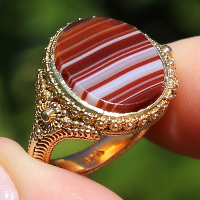 Mid Century Banded Agate in the Elaborate Scroll Detailed Floral Ring, 14ct Yellow Gold, size K1/2 or just under 5.5