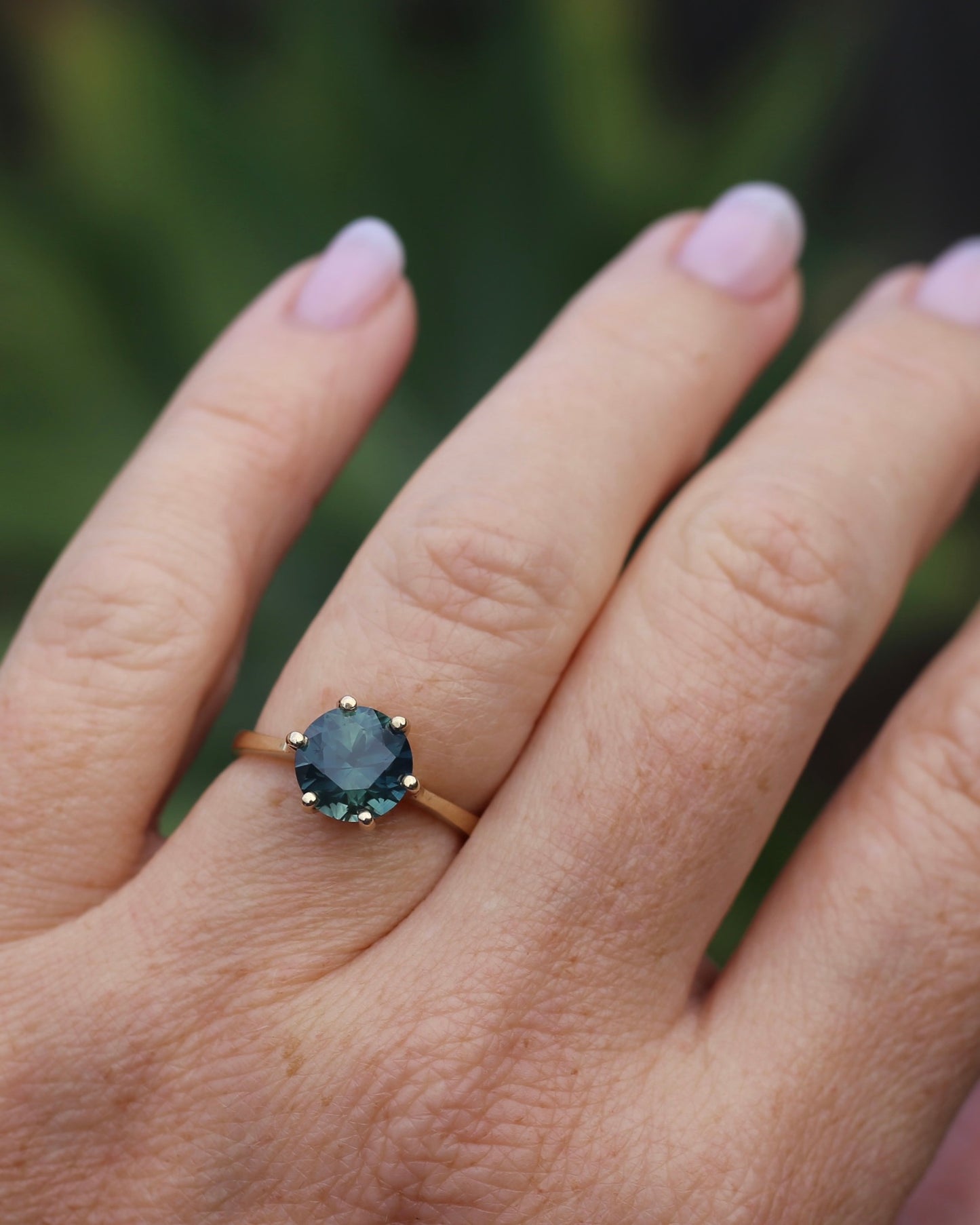 2.95ct Unheated Parti Sapphire Solitaire, 9ct Yellow Gold, size O or 7.5, 3.05g
