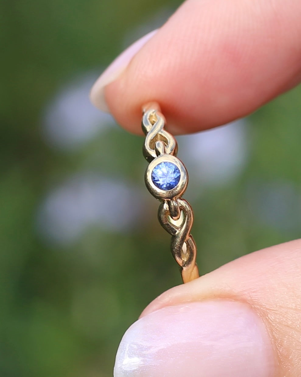 Bezel Set Bright Blue Sapphire Ring with Twisted Rope Shoulder Details, size 9.5 or just over S1/2, 1.76g