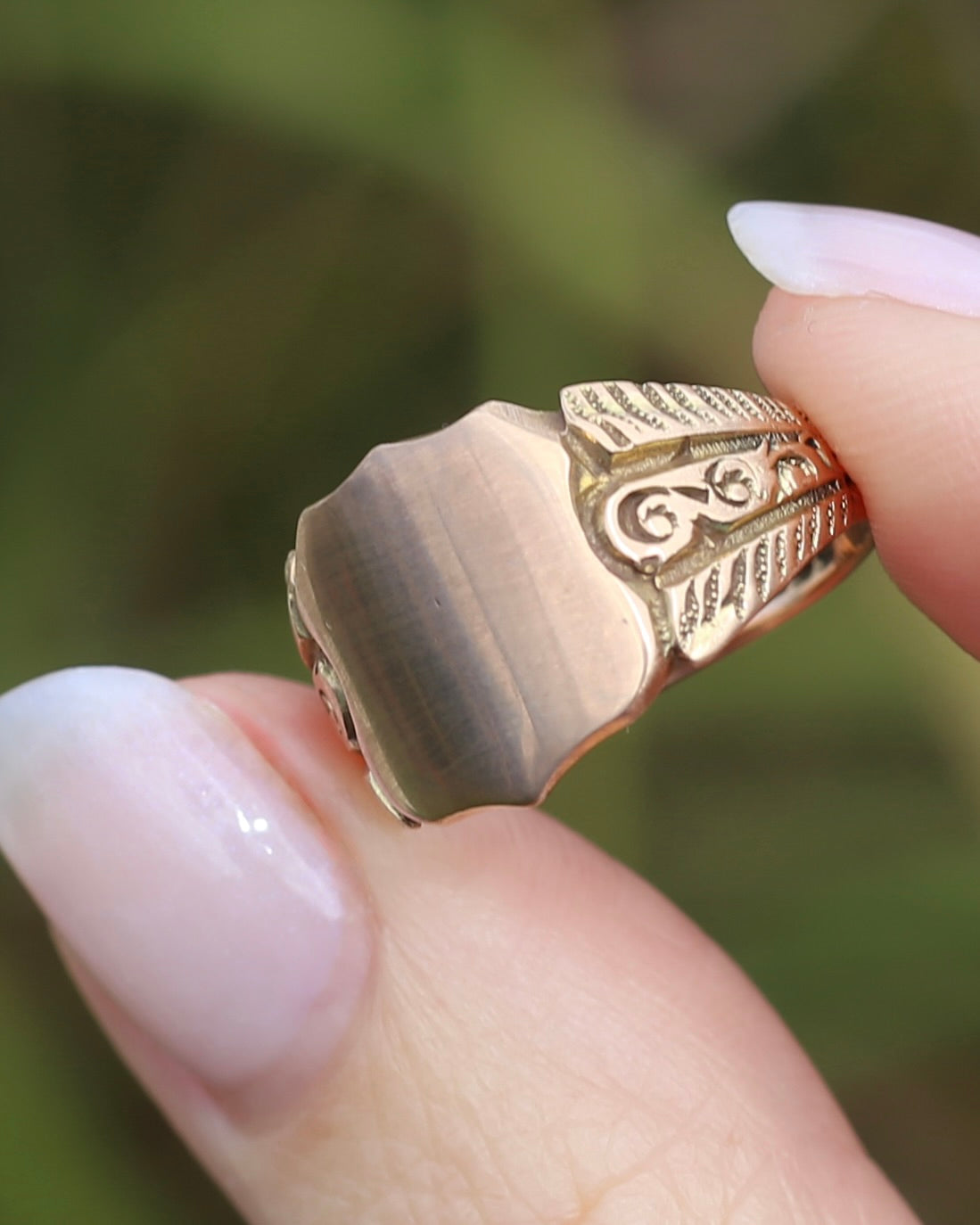 Antique 1918 Signet Ring with Carved Shoudlers, 9ct Old Rose Gold, size Q or 8 - fits more like O1/2 - P or 7.5 based on width, 4.29g