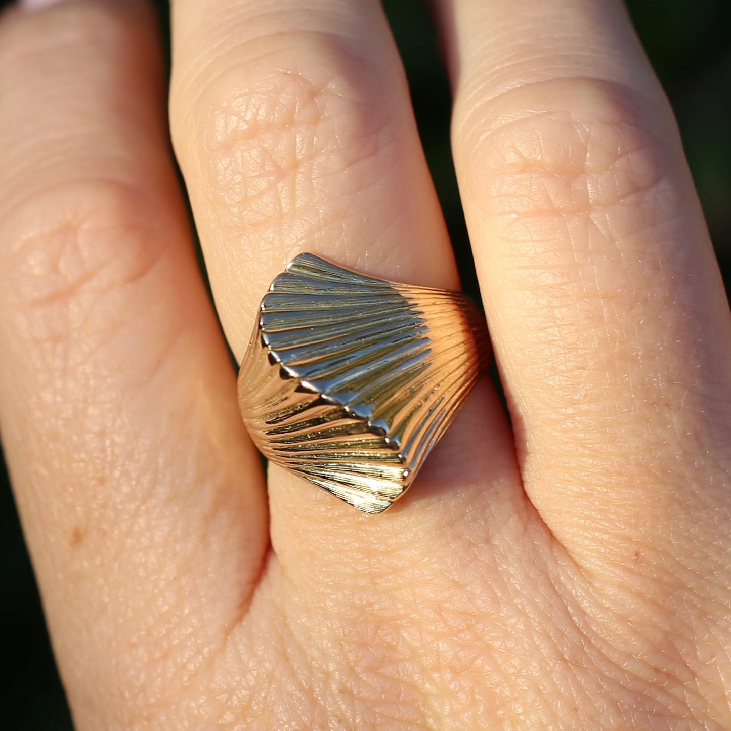 Mid Century Modernist 14ct Gold Sculptured Shell or Fan Ring, size R or 8.5 (maybe fits a bit bigger)