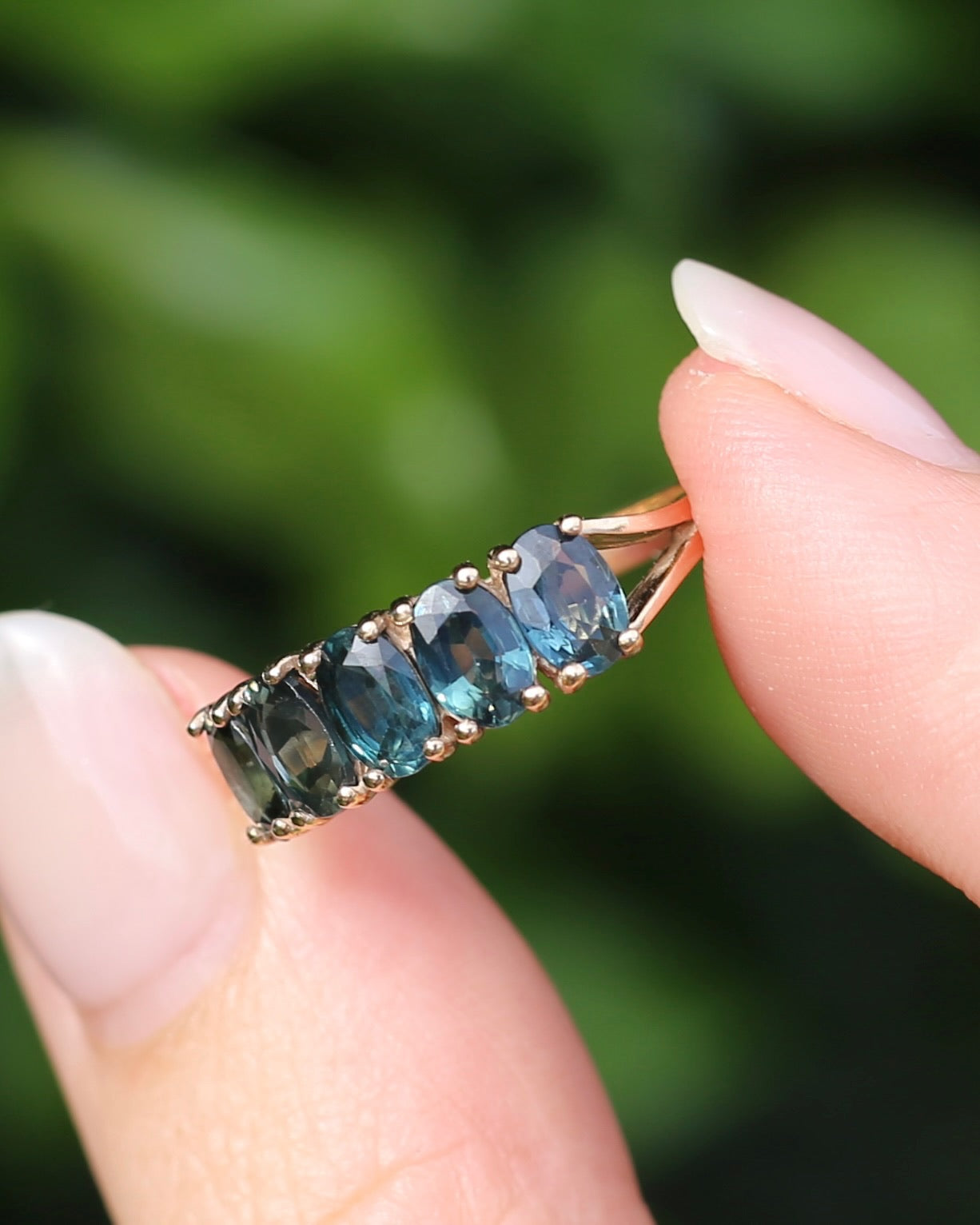 Vintage 3.25ct Five Stone Parti Sapphire Ring, 9ct Yellow Gold, size O1/2 or 7.5 with valuation, 3.05g