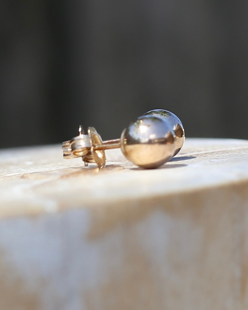 6mm 9ct yellow gold ball studs, 0.37g