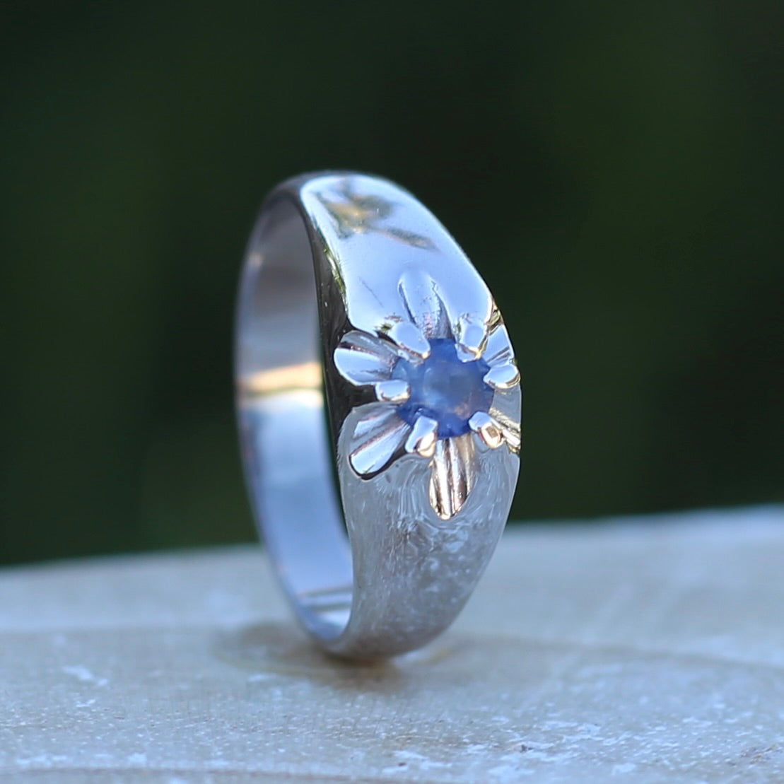 Vintage Cornflower Blue Sapphire Belcher Ring 18ct White Gold size R1 2 or nearly 9