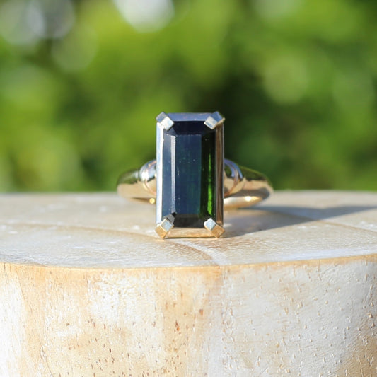 3.97ct Natural Green Tourmaline in Chunky 9ct Gold Ring, 9ct Yellow Gold, size P or just over 7.5