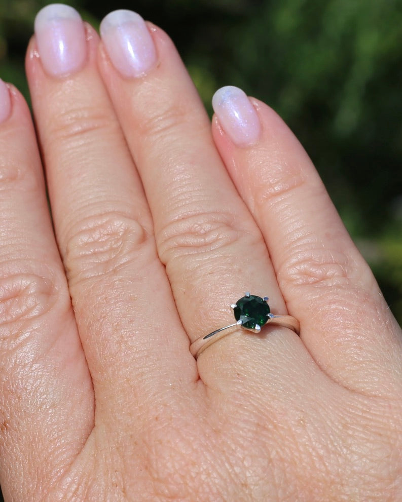 1.1ct Tsavorite Green Garnet in 6 Claw Solitaire Ring, Sterling Silver, size N or 6.75, 1.85g
