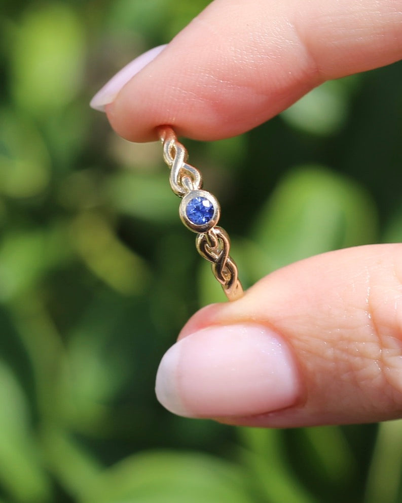 Bezel Set Bright Blue Sapphire Ring with Twisted Rope Shoulder Details, size 9.5 or just over S1/2, 1.76g