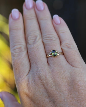 1.15ct Oval Parti Sapphire Split Shoulder Solitarie Ring, 9ct Yellow Gold, size O1/2 or 7.5, 1.59g
