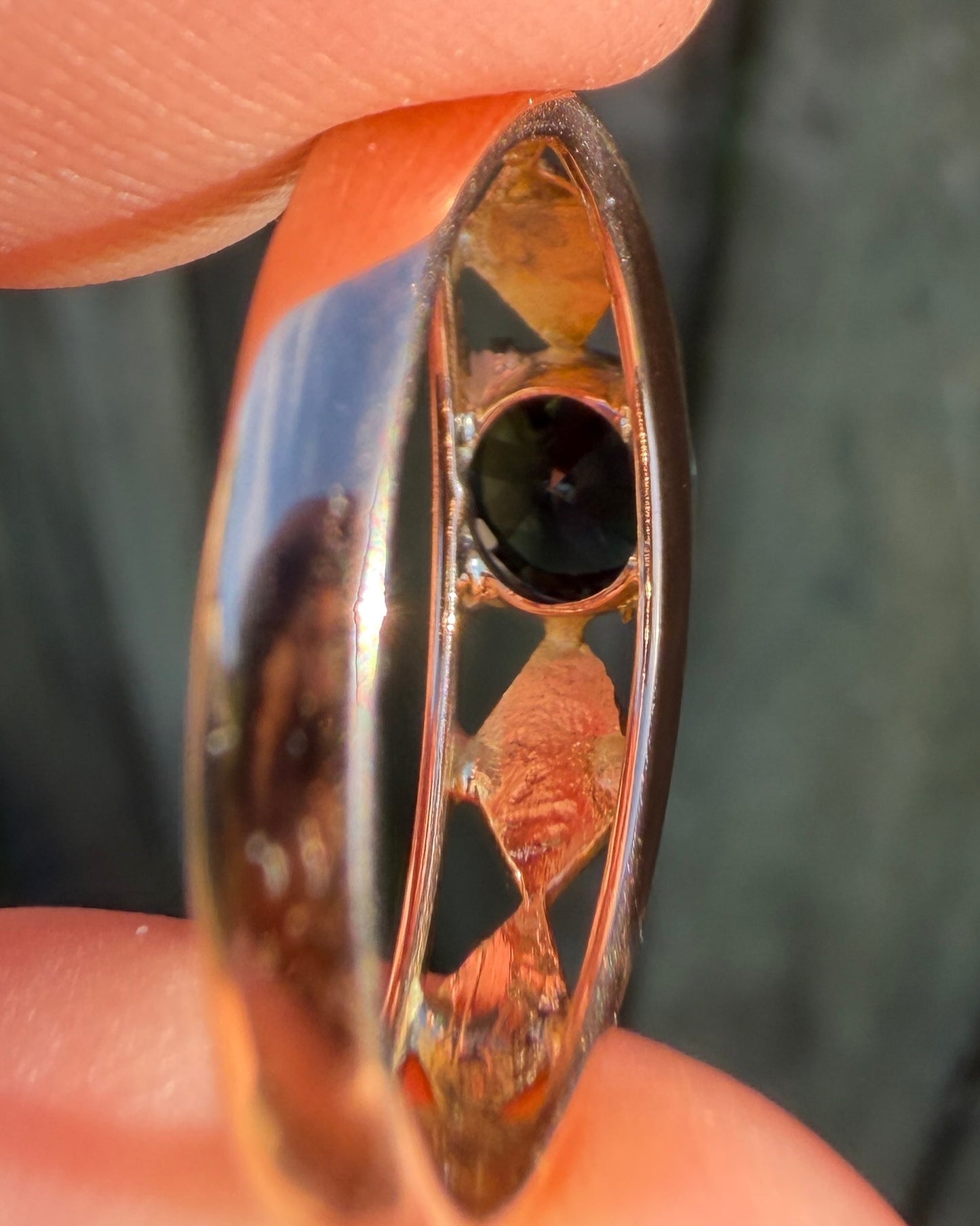 1ct Natural Teal Australian Sapphire in Hand Carved 14ct Rosey Gold Ring, size M or 6.25, 3.14g