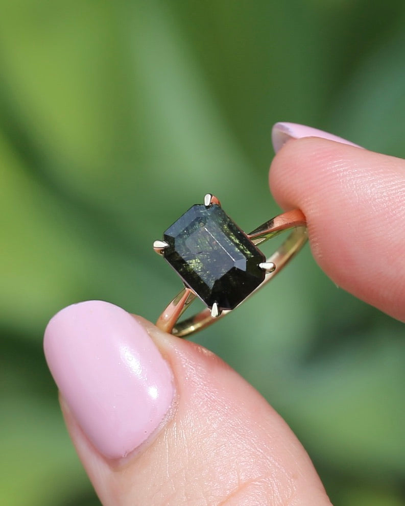 Unique Emerald Cut Ludwigite Peridot Ring, 4 claw, 9ct Yellow Gold, size O or 7.25, 2.87g