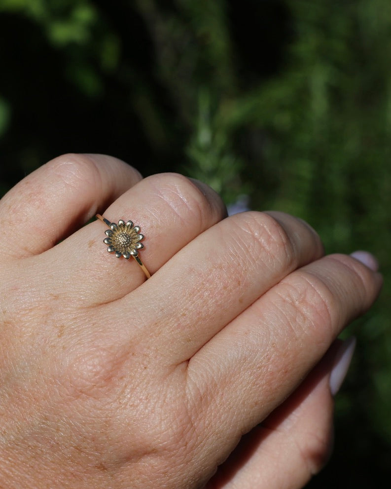 Dainty Sunflower Ring in 9ct Yellow Gold, size N1/2 or 7, 1.04g