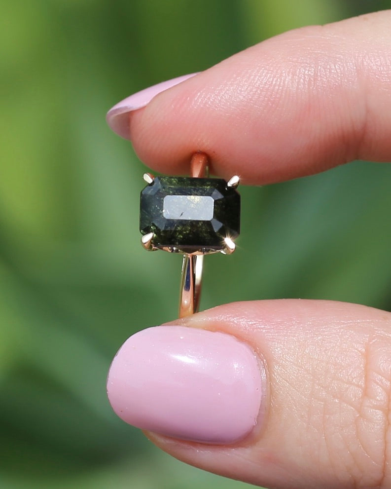 Unique Emerald Cut Ludwigite Peridot Ring, 4 claw, 9ct Yellow Gold, size O or 7.25, 2.87g