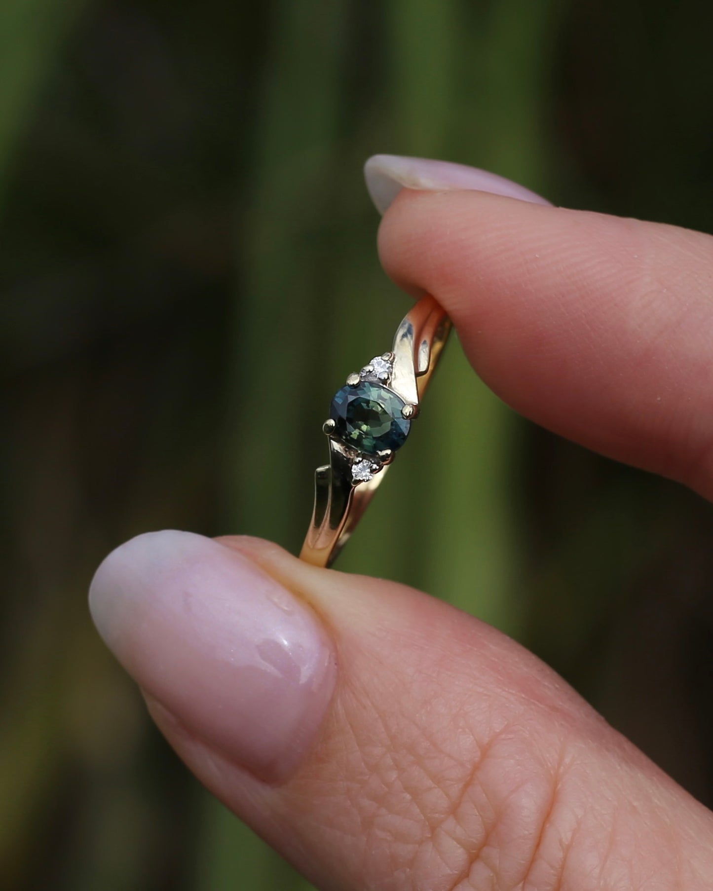 0.5ct Parti Sapphire with Diamond Side Stones, 9ct Yellow Gold, size O or 7.25, 1.48g