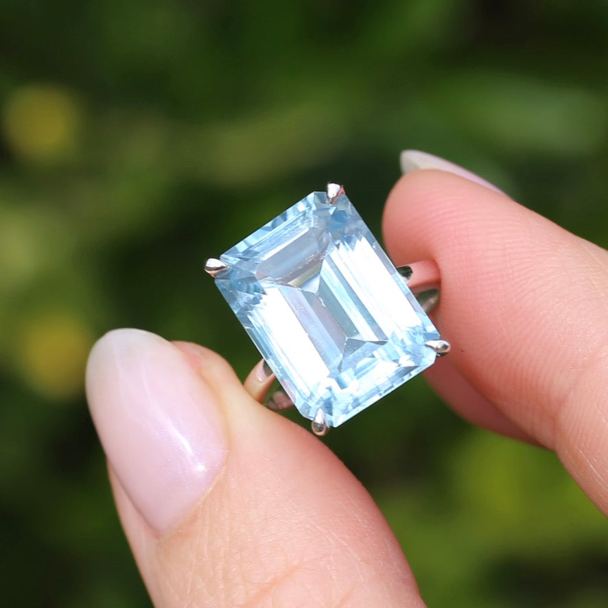 Stunning 15.41ct Emerald Cut Blue Topaz in 14ct White Gold Ring, size L or 5.5