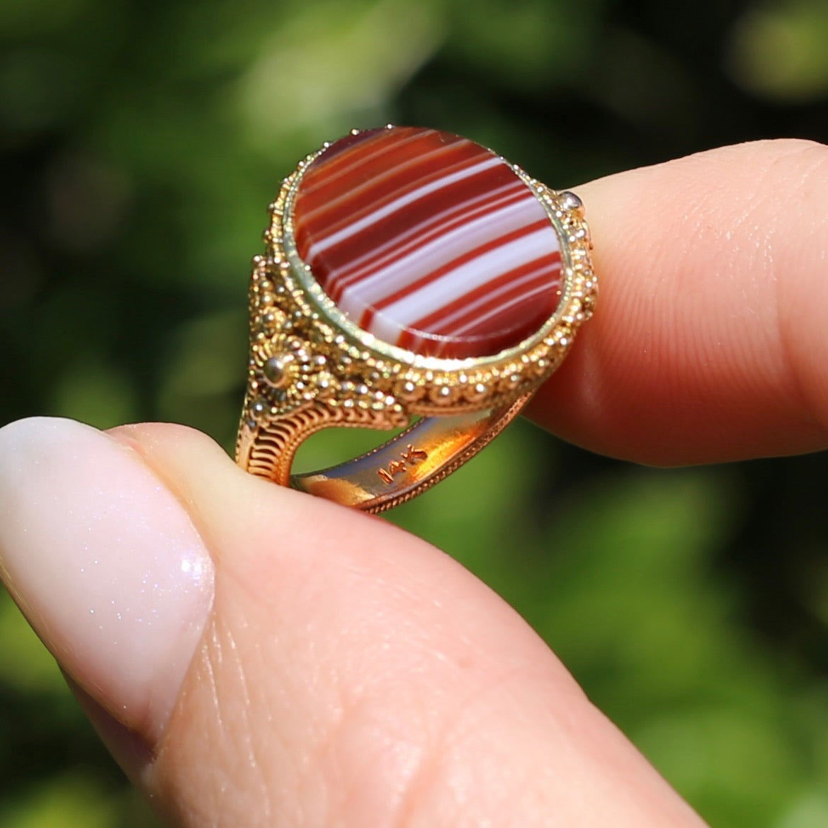 Mid Century Banded Agate in the Elaborate Scroll Detailed Floral Ring, 14ct Yellow Gold, size K1/2 or just under 5.5