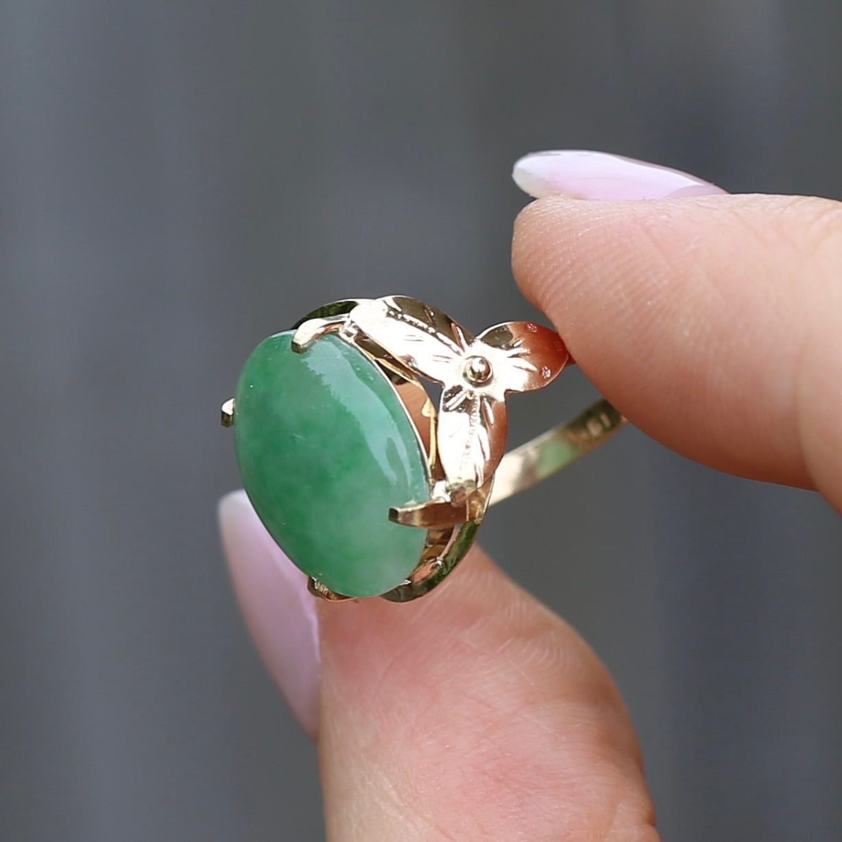 Vintage Jade Cabochon Ring, 18ct Gold with Gorgeous Shoulders