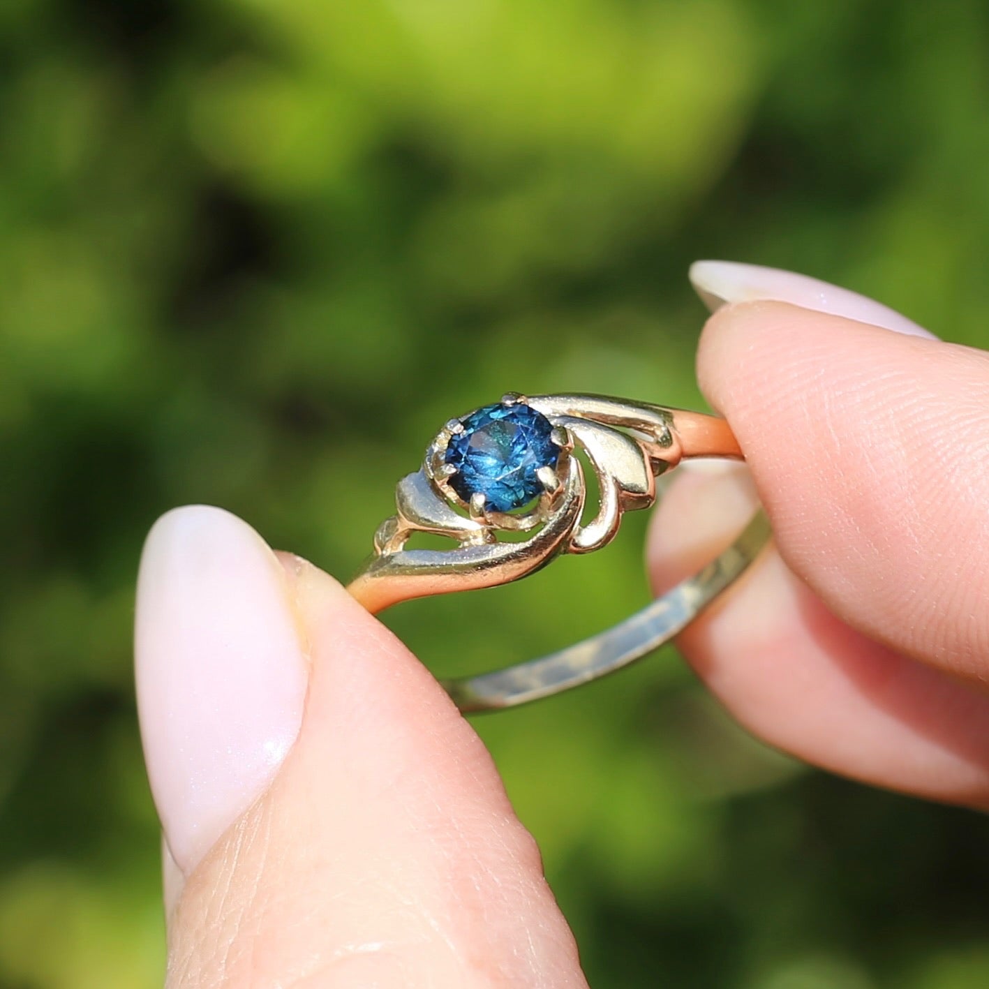 Peacock Parti Sapphire Ring, 9ct Yellow Gold, size 10 or U