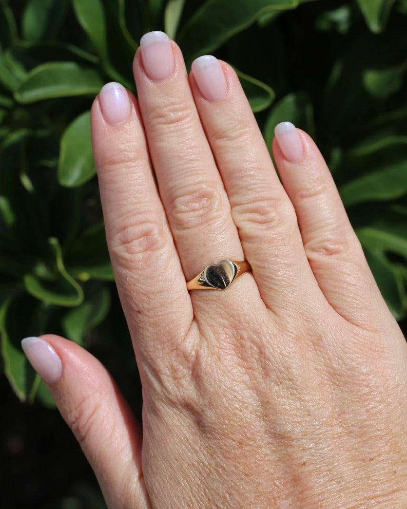 1973 Made Birmingham Heart Shaped Signet Ring, 9ct Yellow Gold, size R or 8.75, 2.91g