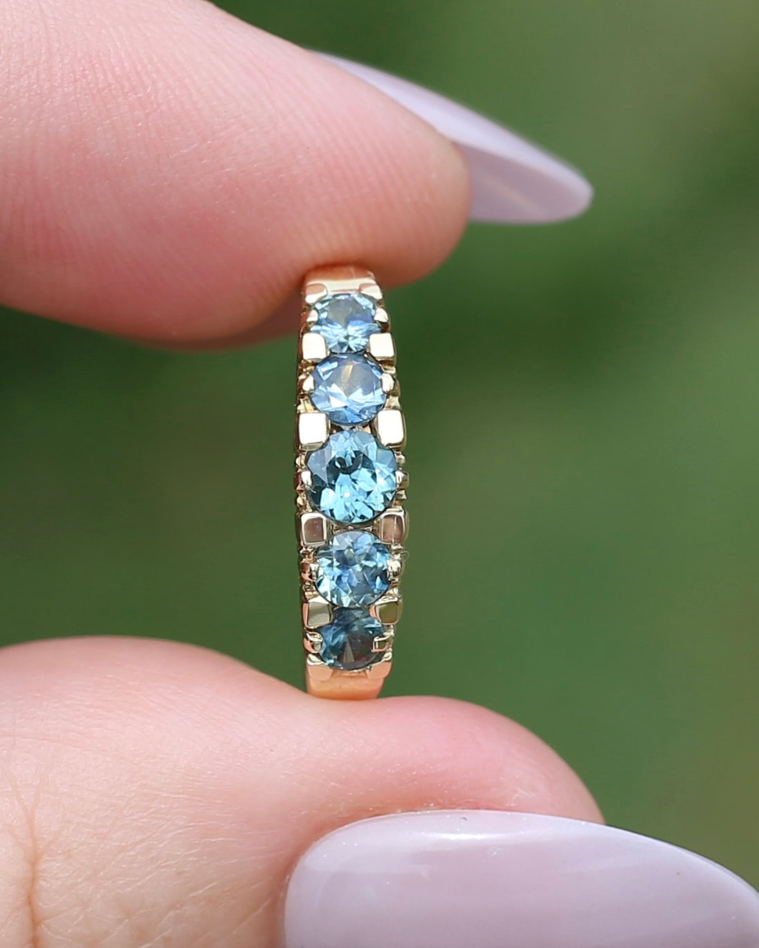 1.15ct Blue and Yellow Parti Sapphire Five Stone Ring in Angular Settings, 9ct Yellow Gold, size O or 7.25, 2.78g
