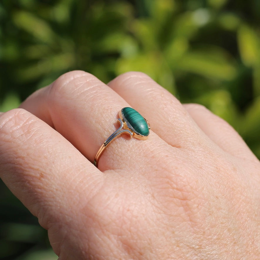 Oval malachite Ring, 9ct YG, size 8 or Q