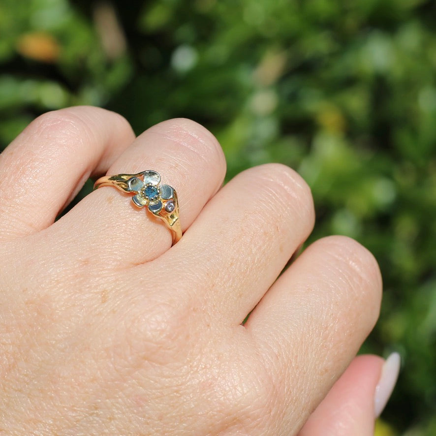 Unique Parti Sapphire and Diamond Flower Ring, 18ct Yellow Gold, size N or just over 6.5