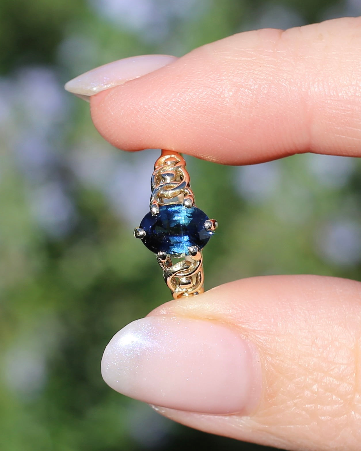 1.5ct Natural Australian Sapphire in 6 Claw Set Ring with Rope Detail Shoulders, 9ct Yellow Gold, size 8 or Q, 1.79g