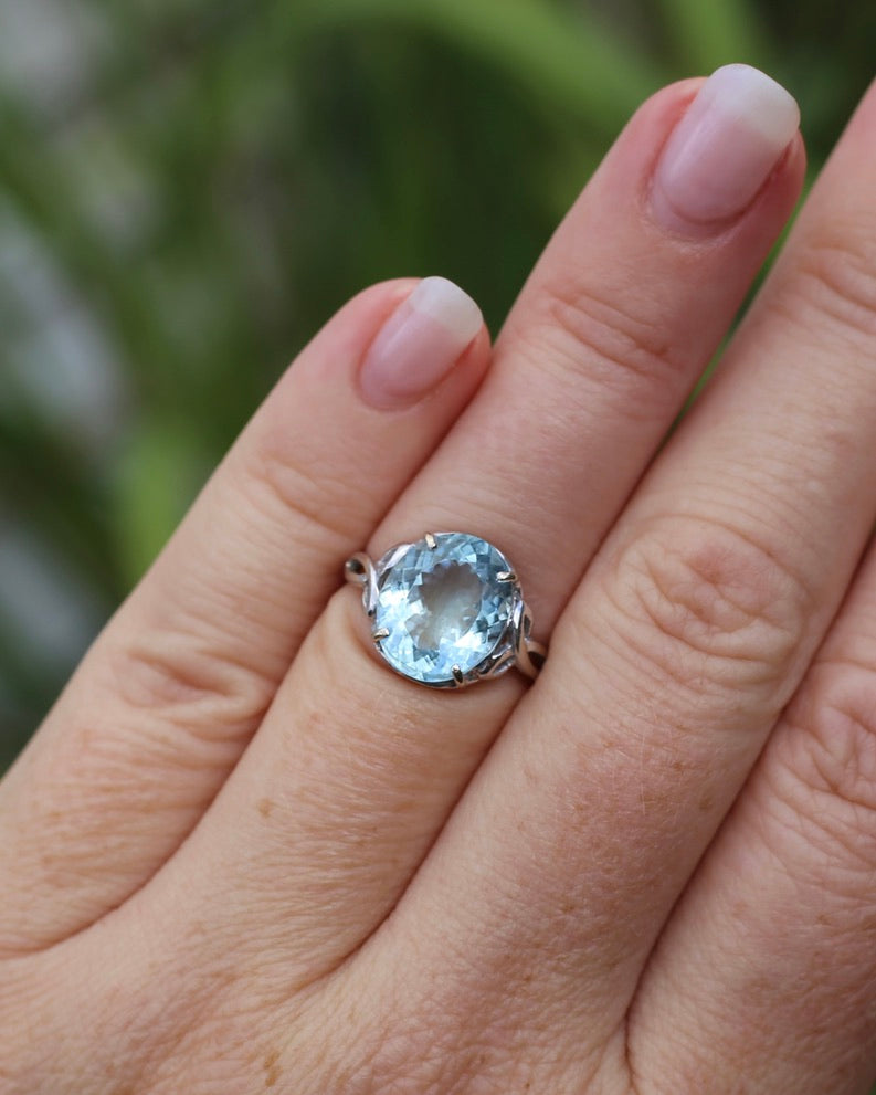 3.2ct Oval Natural Aquamarine in Celtic Inspired 18ct White Gold Ring, size L1/2 or 6, 3.11g