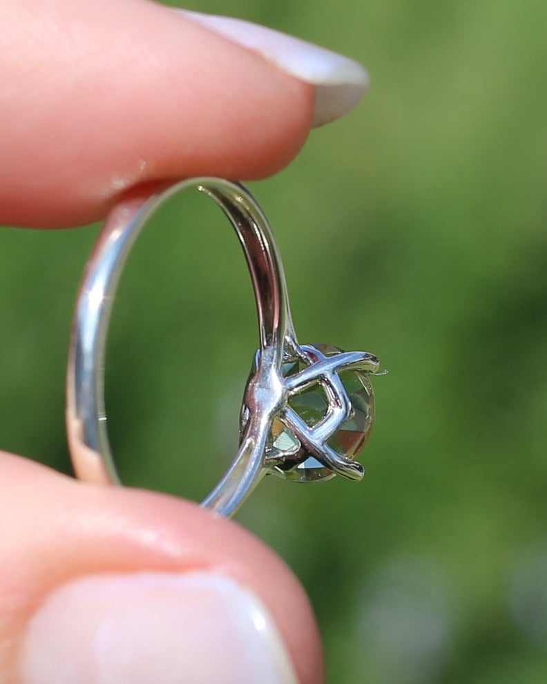 1.8ct Lemon Quartz Solitaire, Sterling Silver, size Q or just over 8, 1.91g