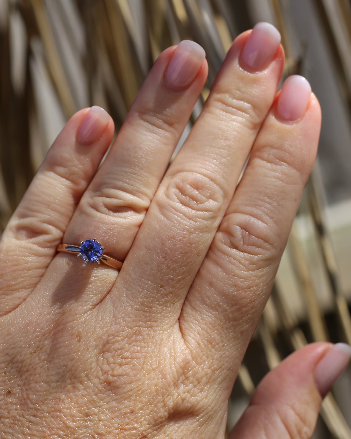1ct Natural Tanzanite 6 Claw Ring, 10ct Rose and White Gold, size N1/2 or just under 7, 2.49g