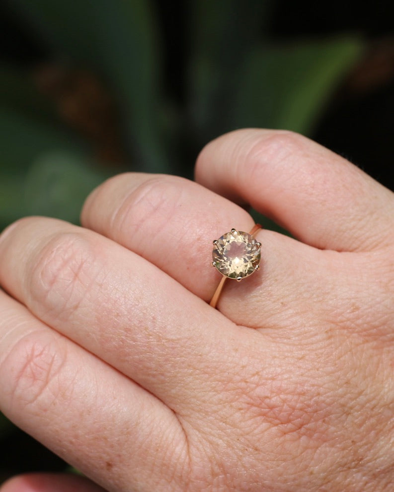 2.5ct Round Natural Heliodor (Yellow Beryl), 6 Claw Set, 9ct Yellow Gold, size N1/2 or 7, 2.0g