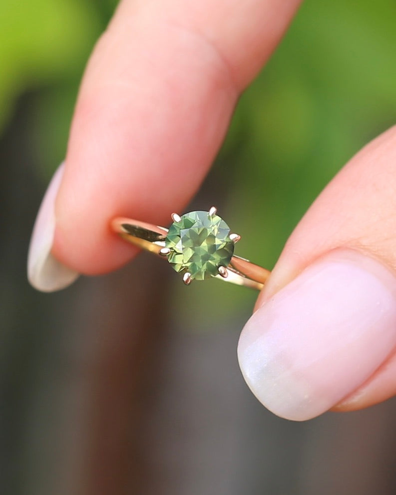 1.38ct Deep Yellowish Green Sapphire 6 Claw Ring, 14ct Yellow Gold, size 7 or just under O, 1.62g, with valuation