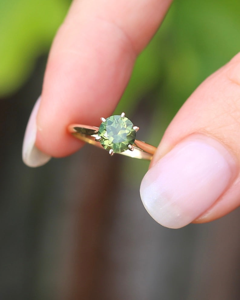 1.38ct Deep Yellowish Green Sapphire 6 Claw Ring, 14ct Yellow Gold, size 7 or just under O, 1.62g, with valuation